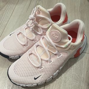 NIKE Free Metcon 4 Light Soft Pink